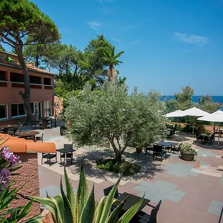L'arapede Hotel 3*
